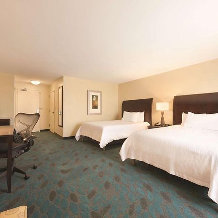 Hilton Garden Inn Fargo Bagian luar foto