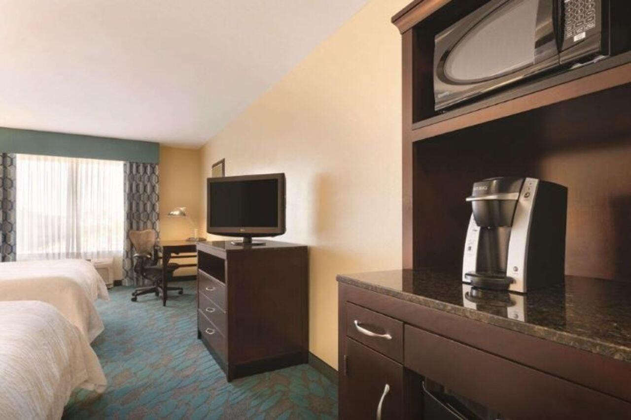 Hilton Garden Inn Fargo Bagian luar foto