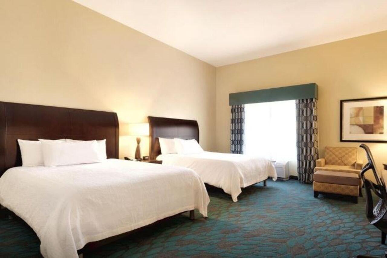 Hilton Garden Inn Fargo Bagian luar foto