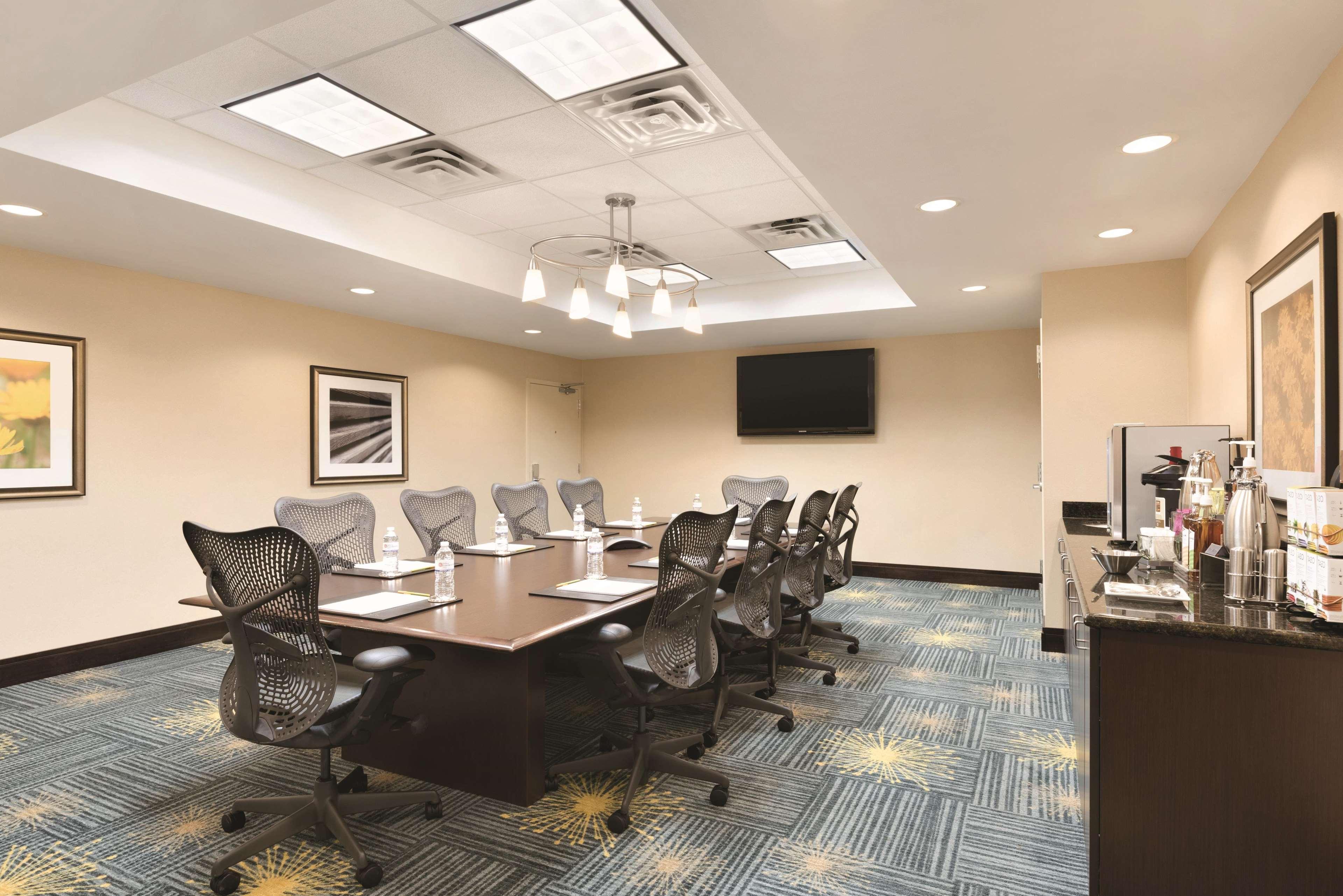 Hilton Garden Inn Fargo Bagian luar foto