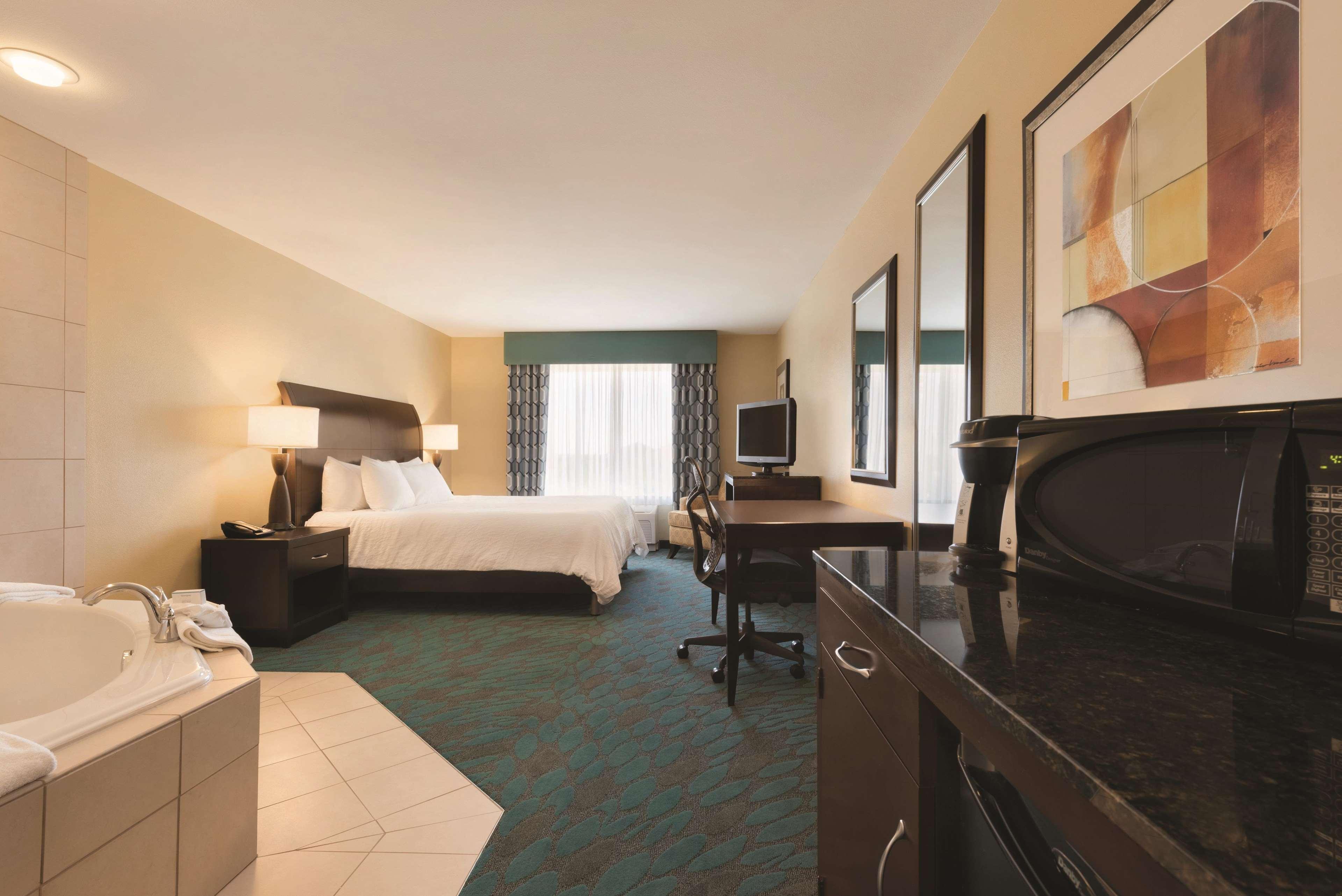 Hilton Garden Inn Fargo Bagian luar foto