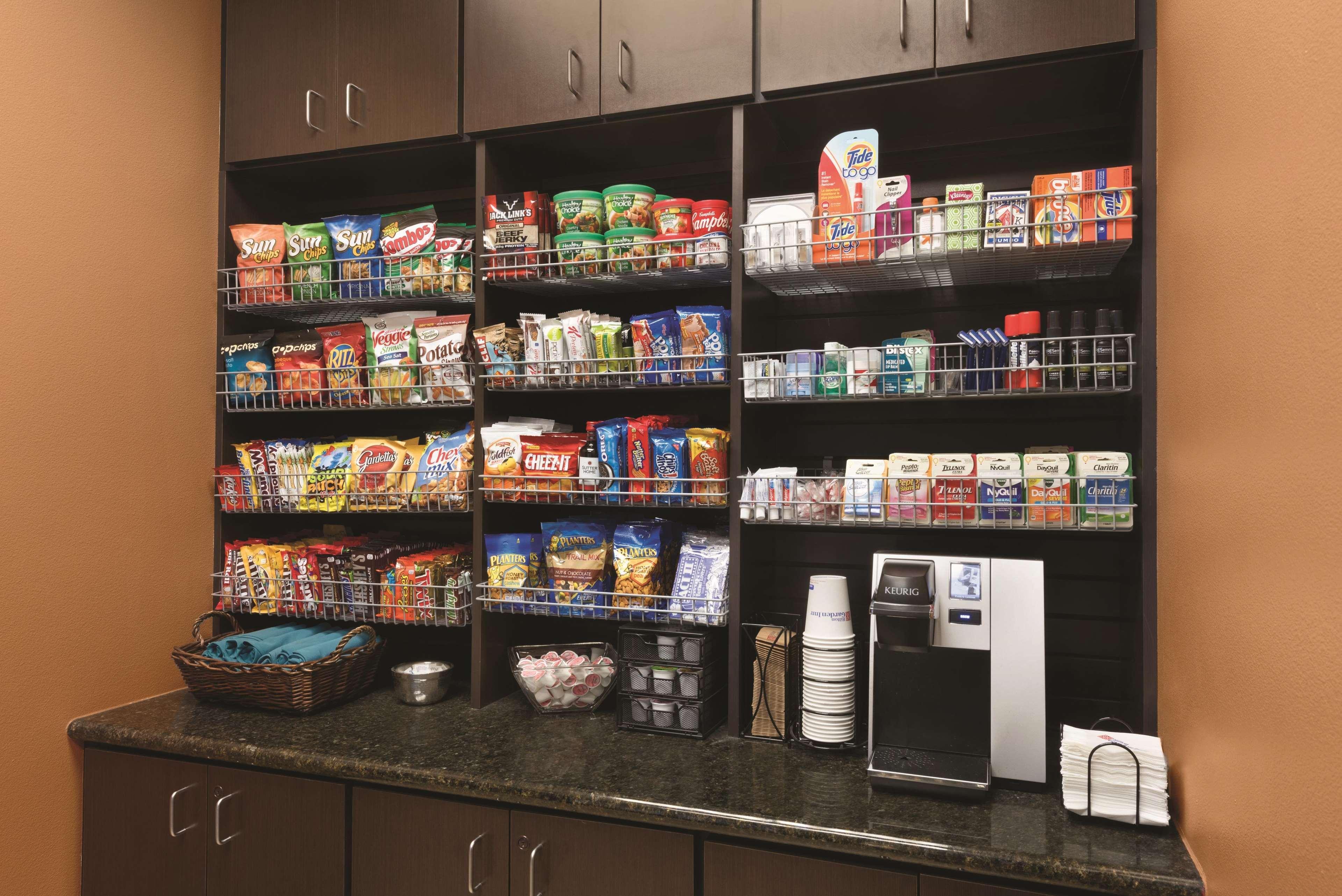 Hilton Garden Inn Fargo Bagian luar foto