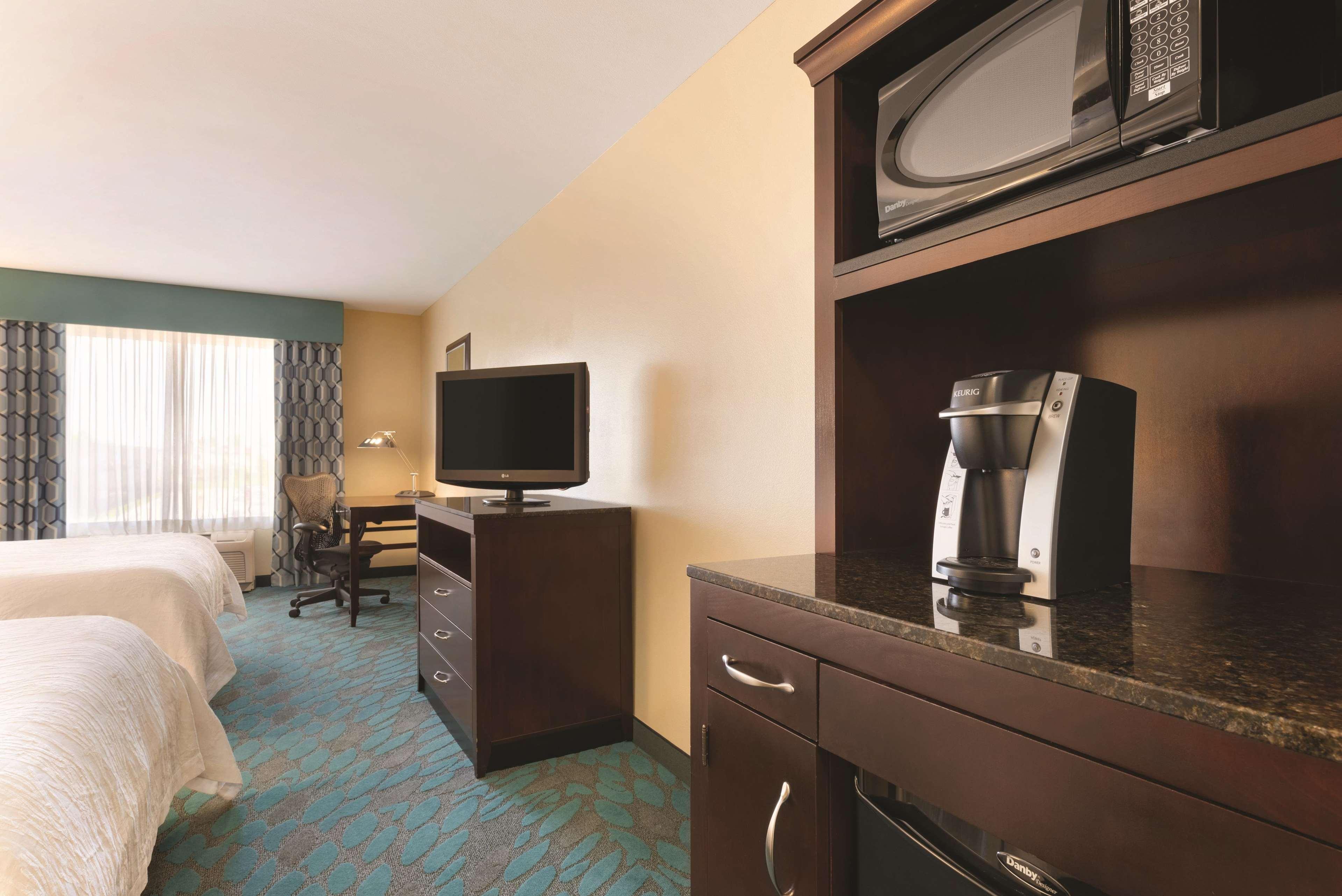 Hilton Garden Inn Fargo Bagian luar foto