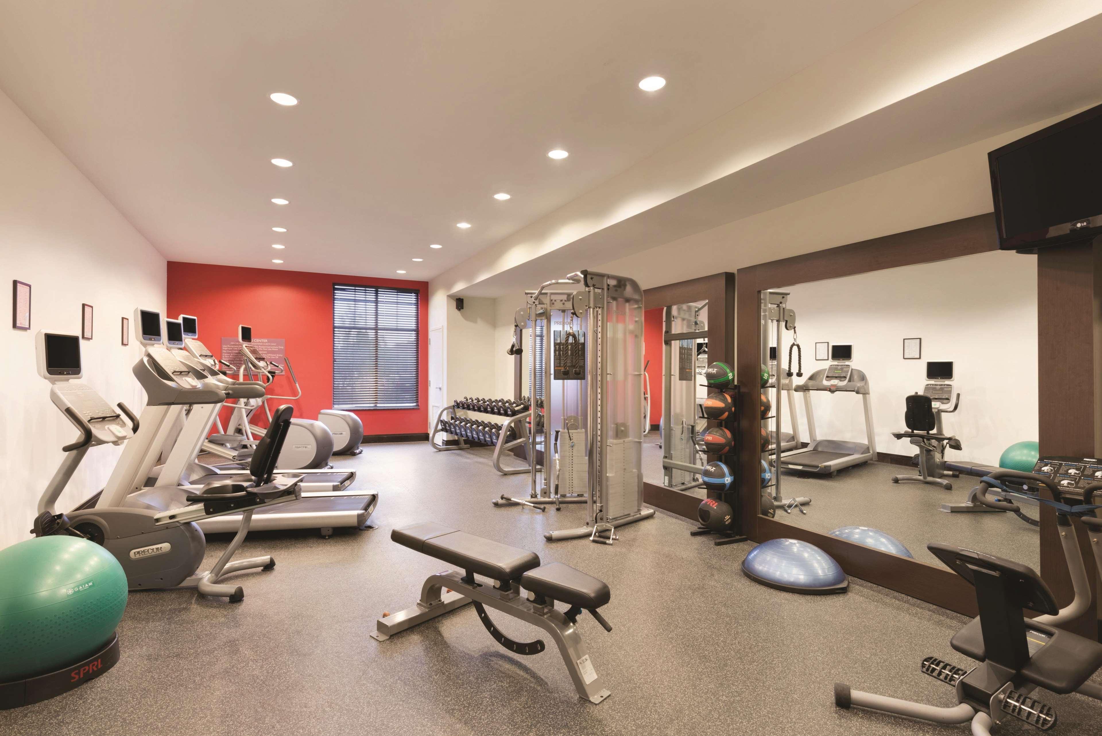 Hilton Garden Inn Fargo Bagian luar foto