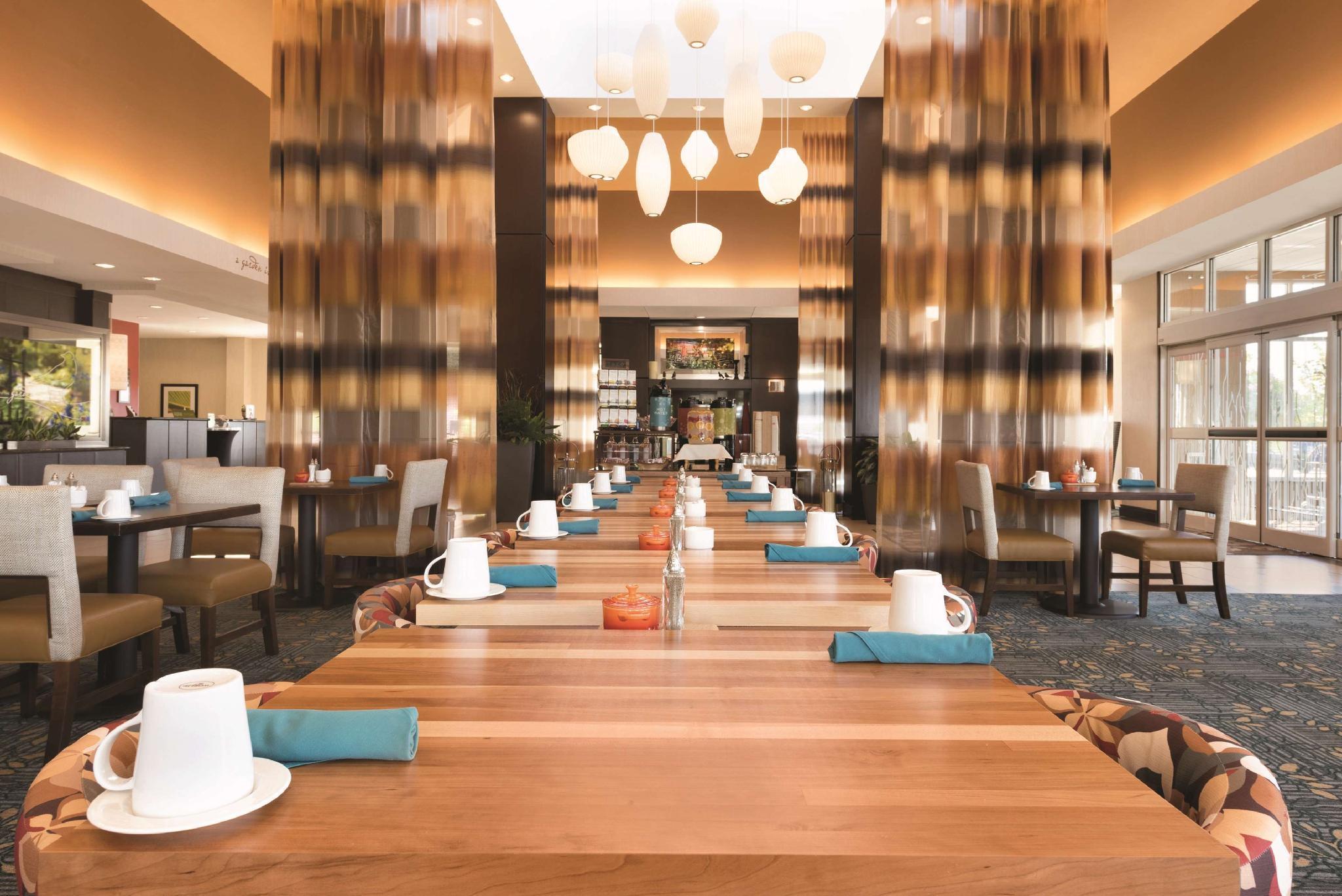 Hilton Garden Inn Fargo Bagian luar foto