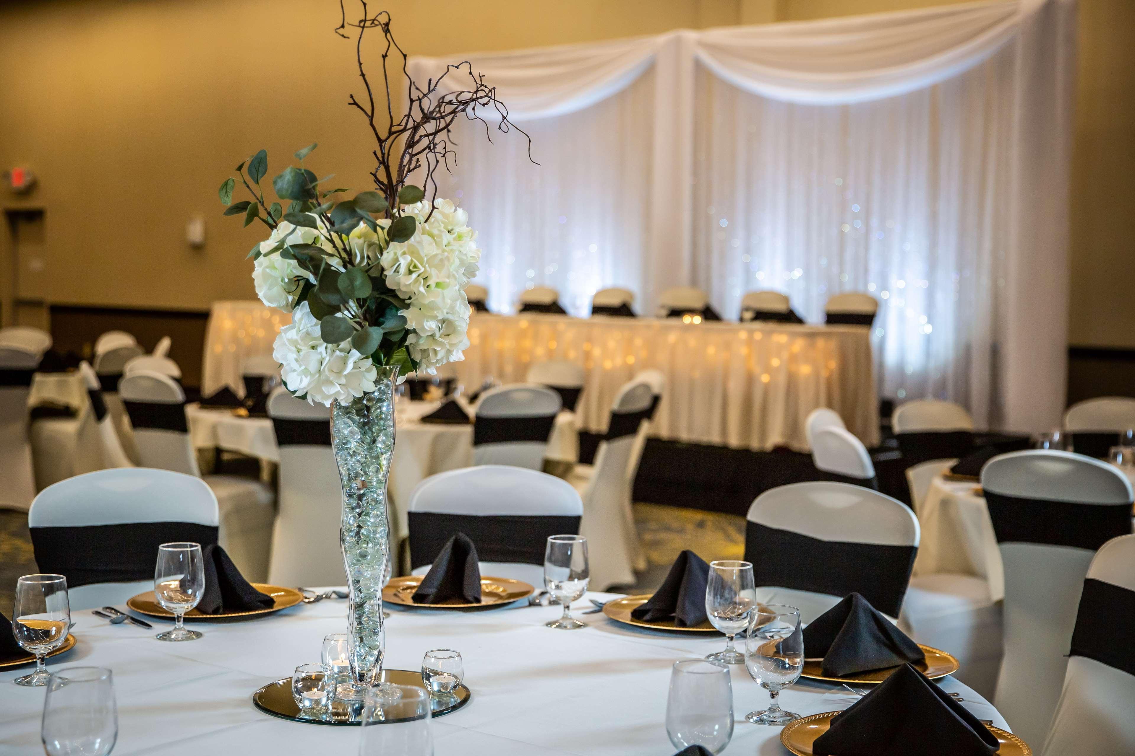Hilton Garden Inn Fargo Bagian luar foto