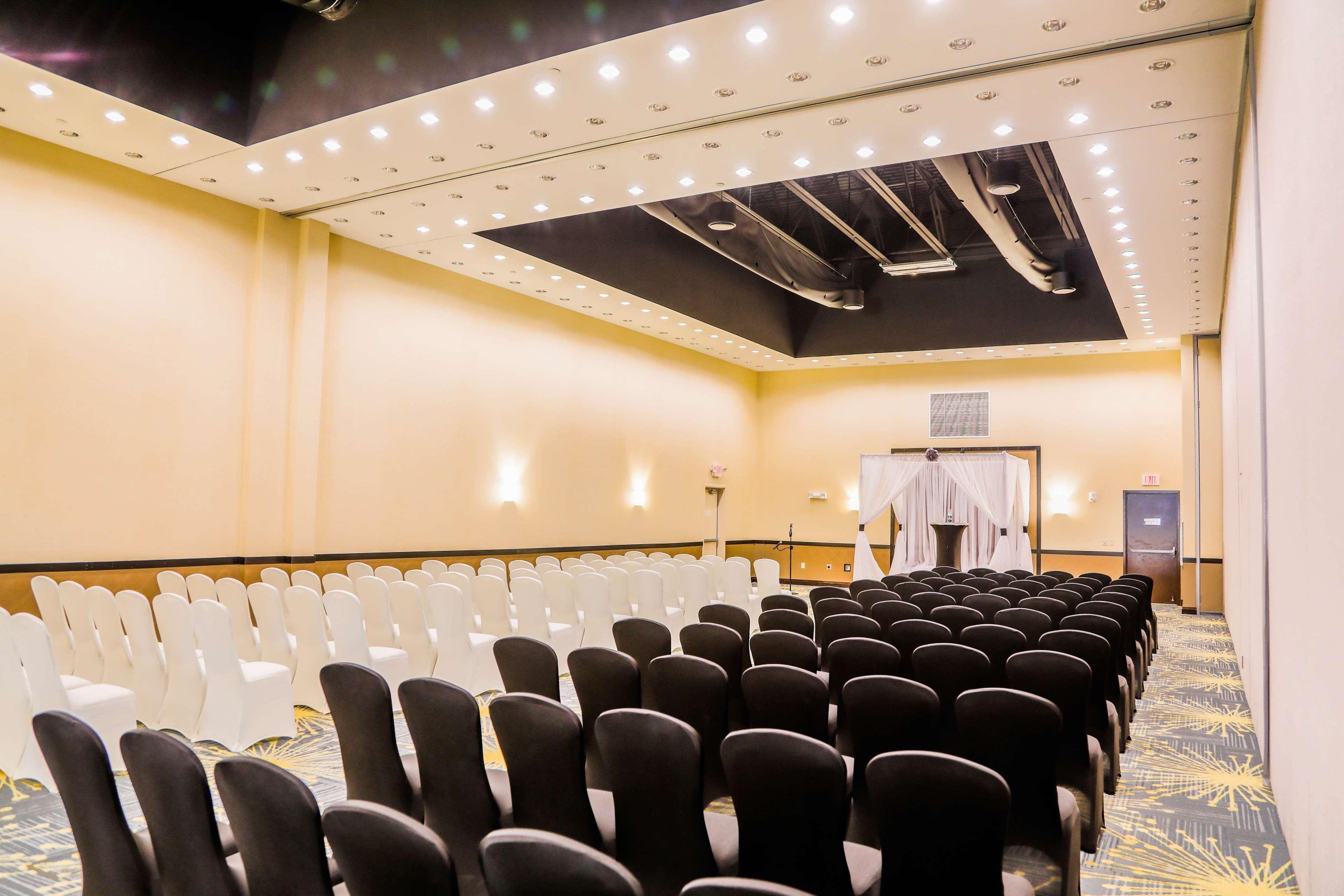 Hilton Garden Inn Fargo Bagian luar foto