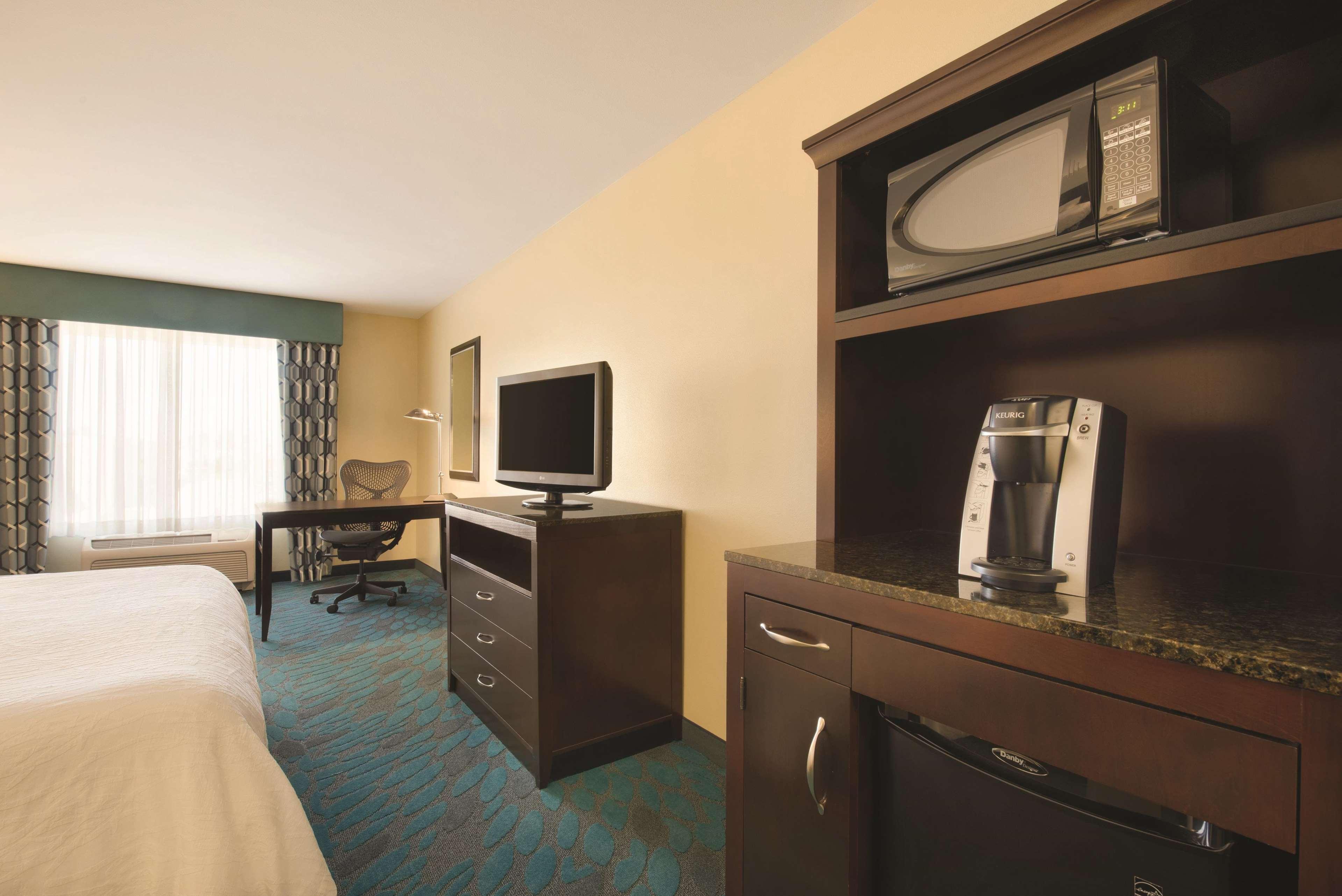 Hilton Garden Inn Fargo Bagian luar foto