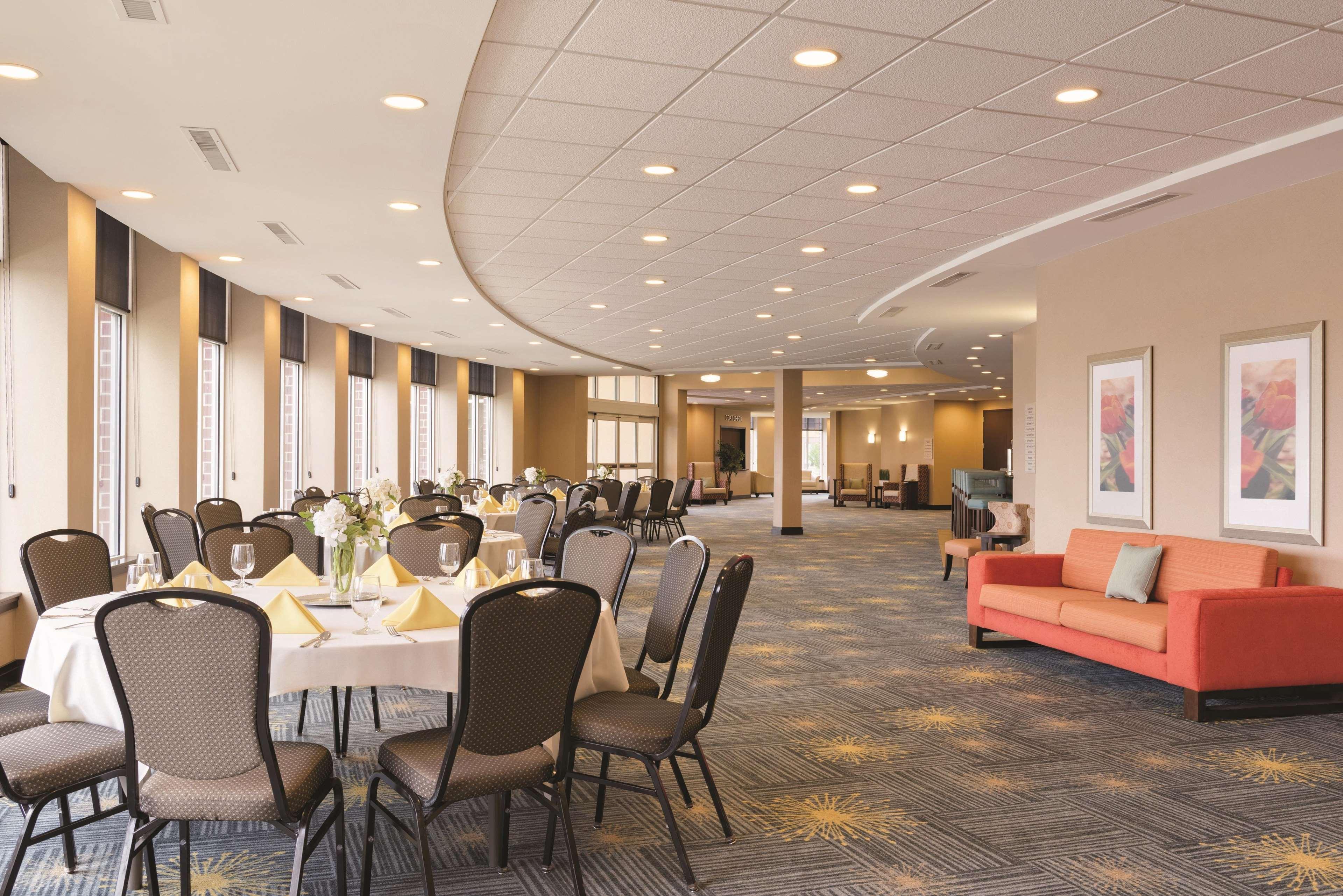 Hilton Garden Inn Fargo Bagian luar foto