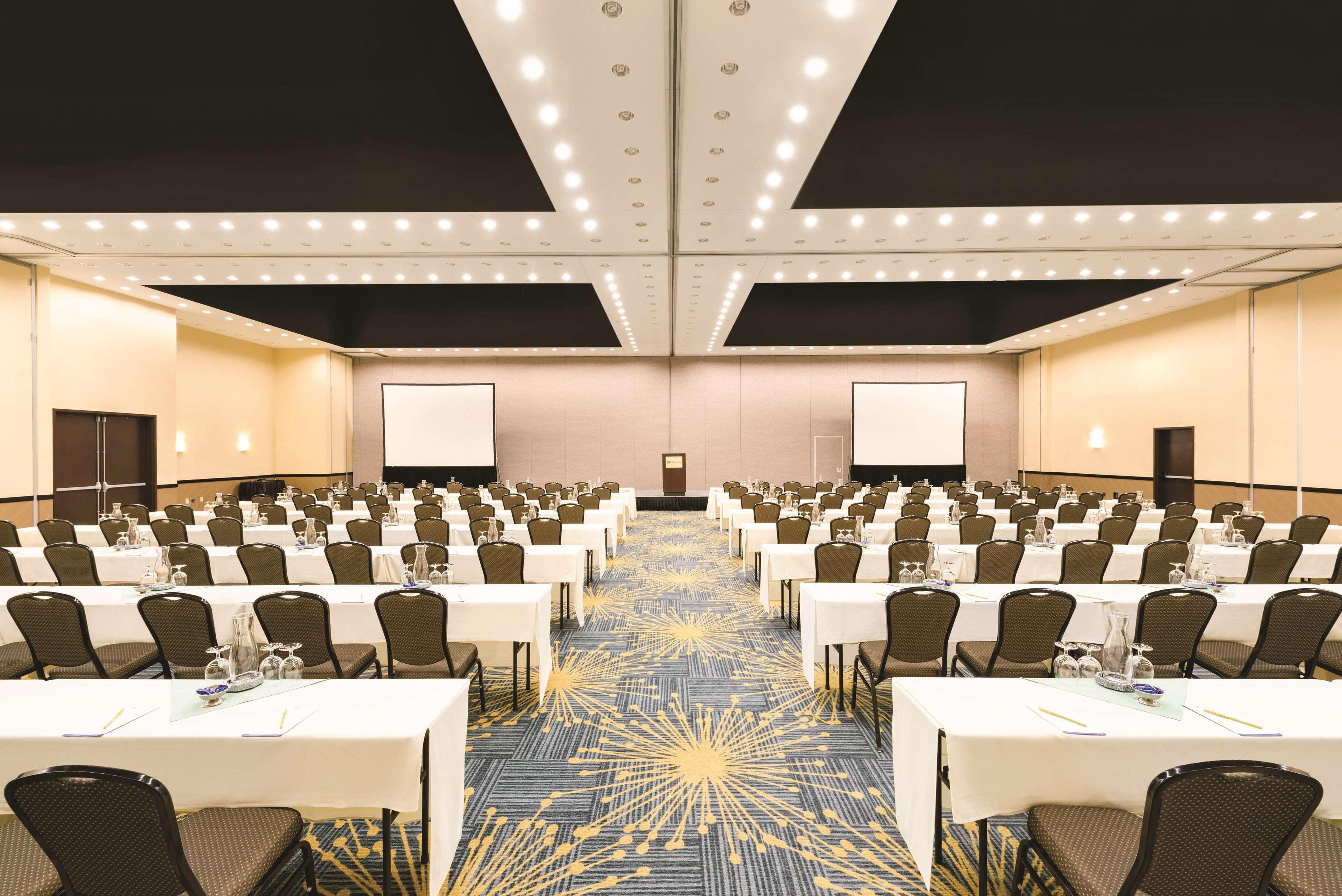 Hilton Garden Inn Fargo Bagian luar foto