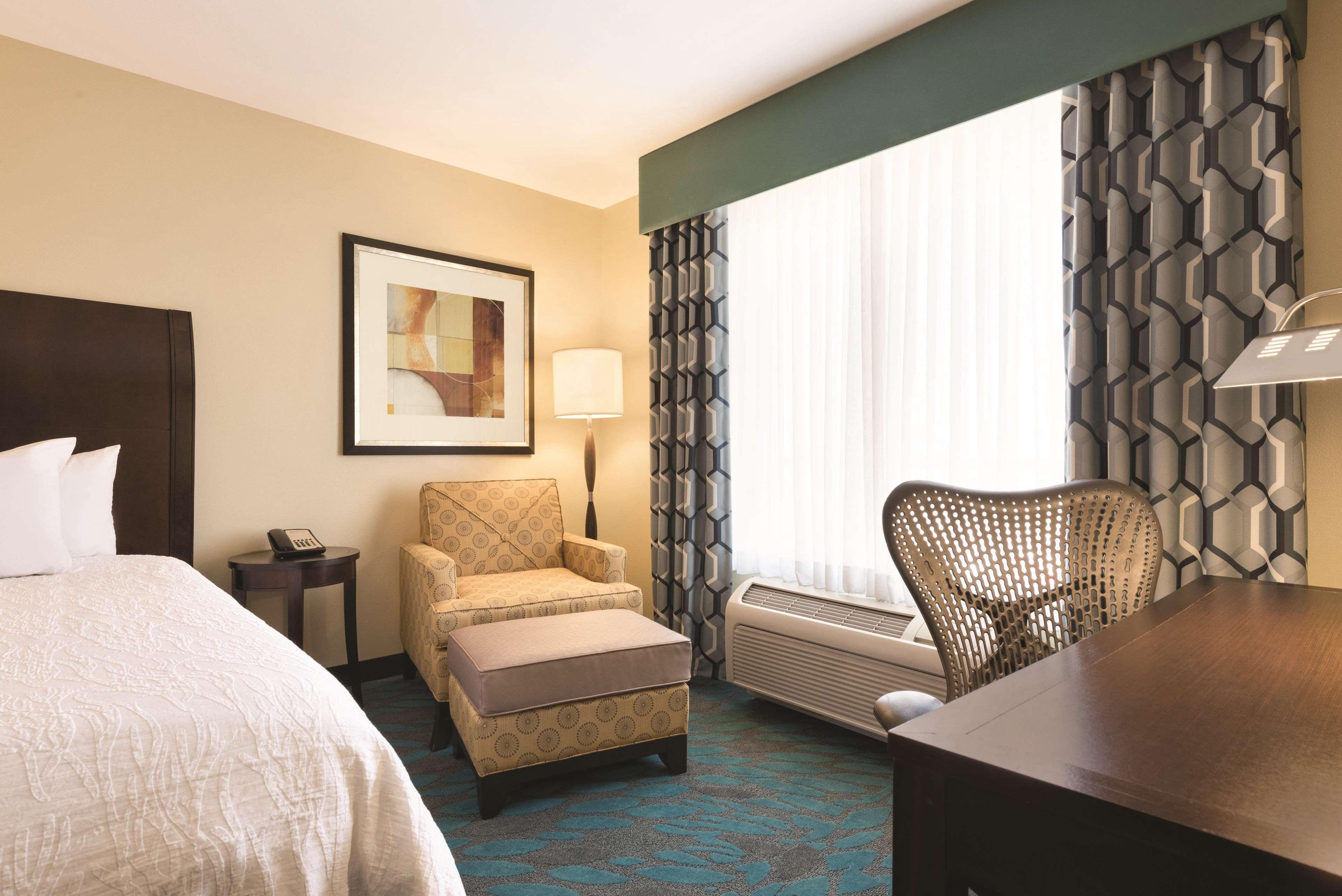 Hilton Garden Inn Fargo Bagian luar foto