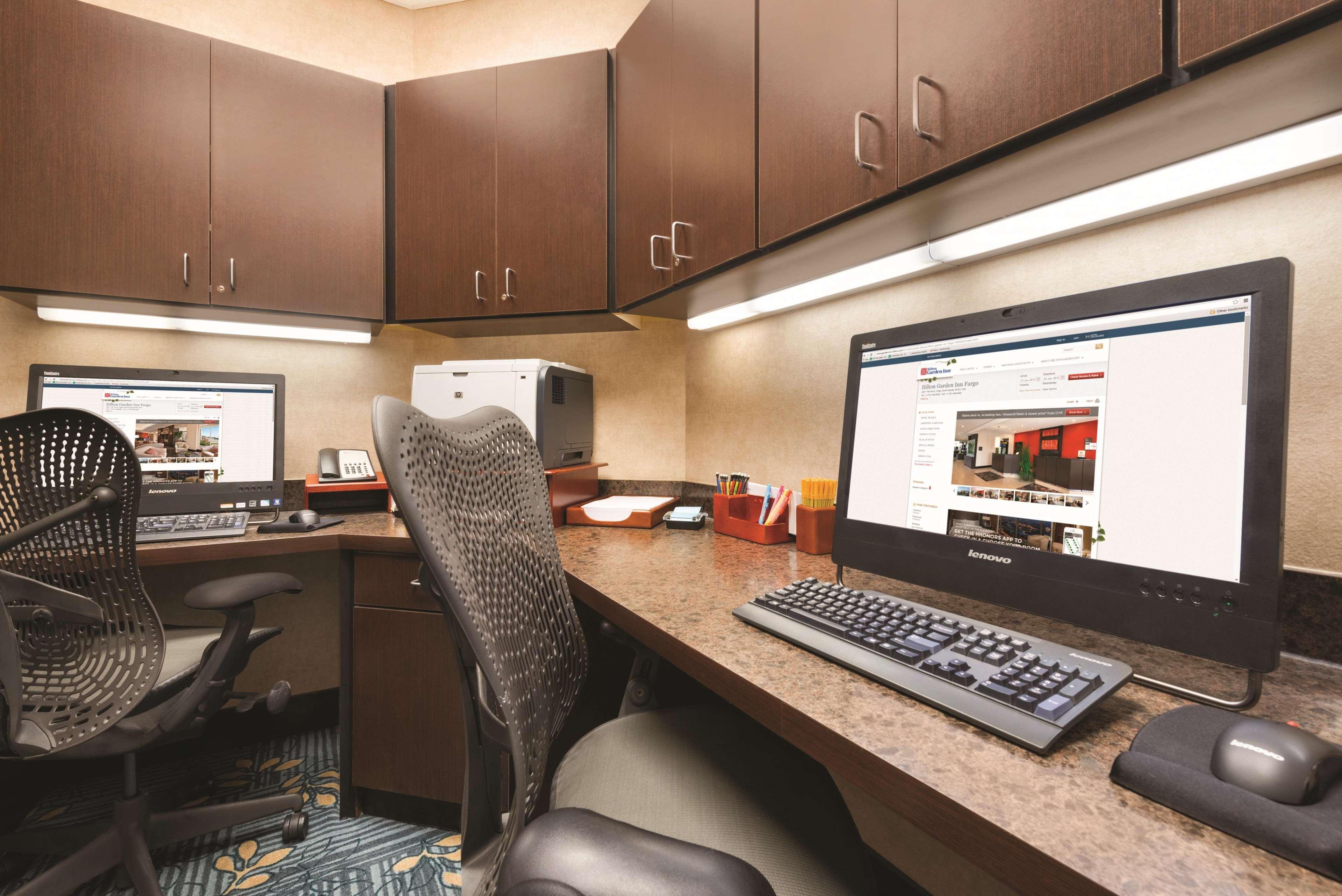 Hilton Garden Inn Fargo Bagian luar foto