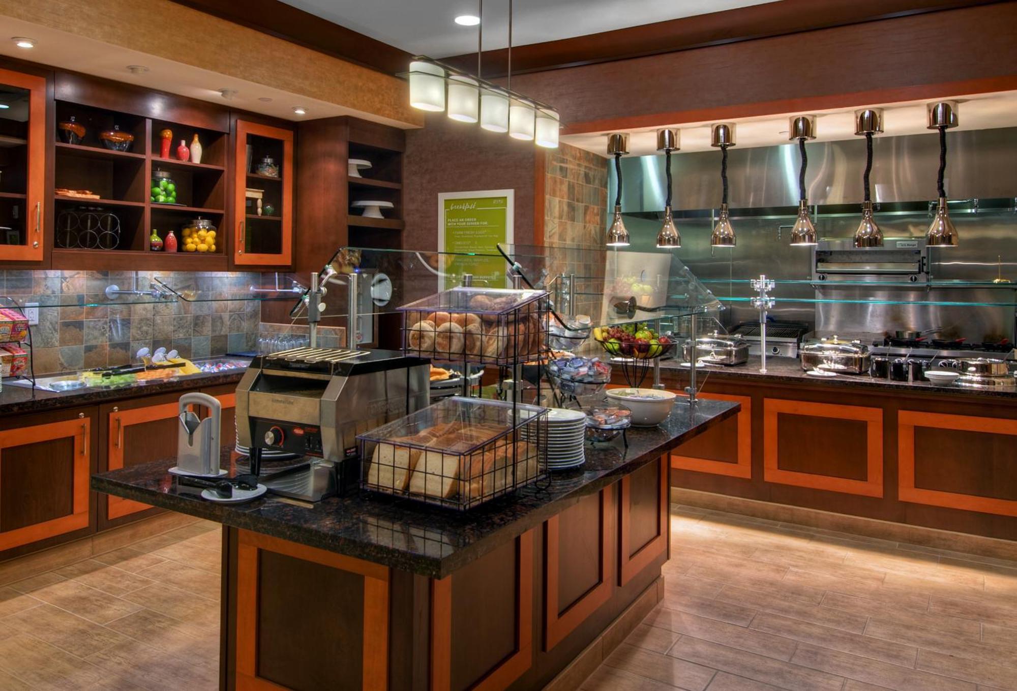 Hilton Garden Inn Fargo Bagian luar foto