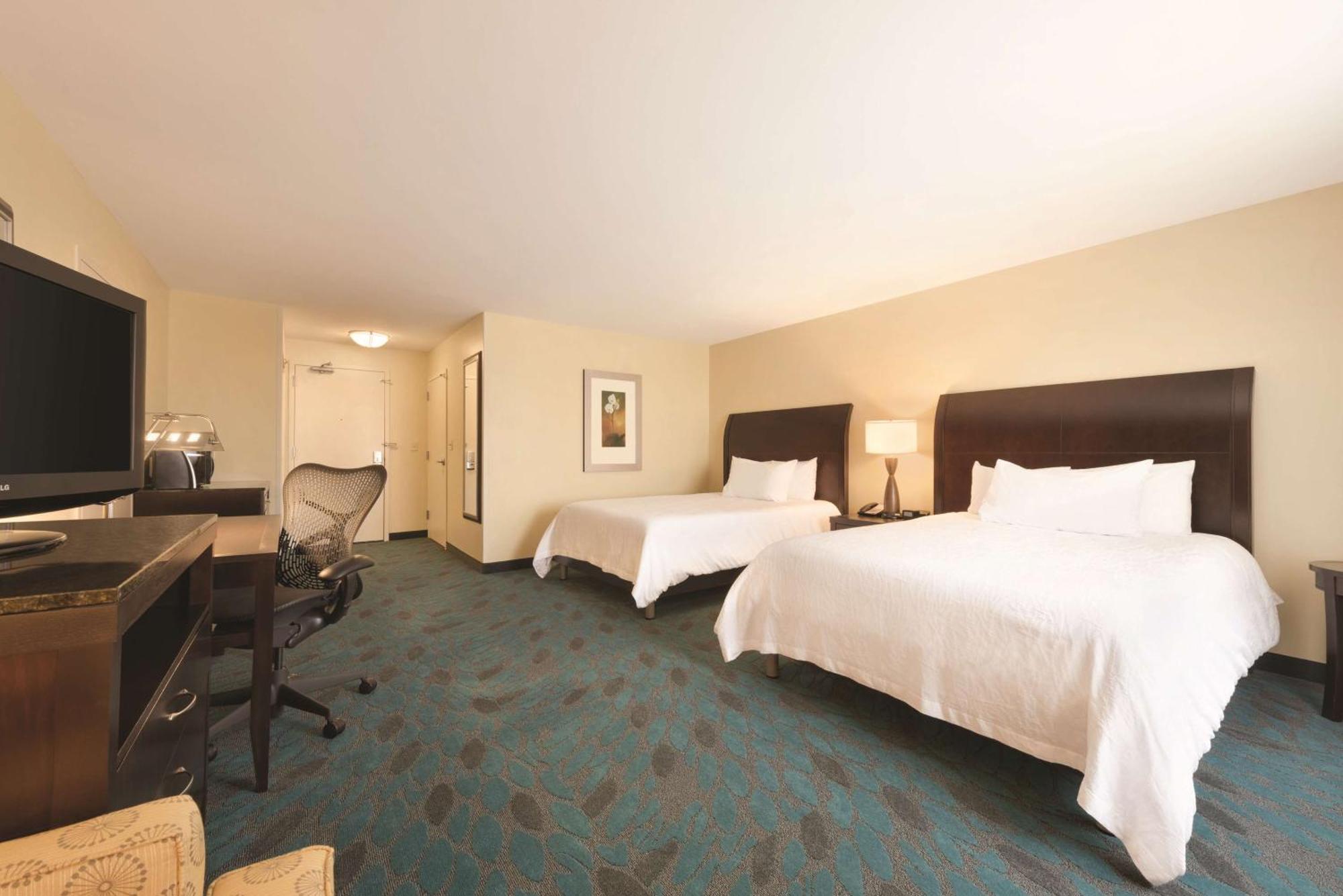 Hilton Garden Inn Fargo Bagian luar foto