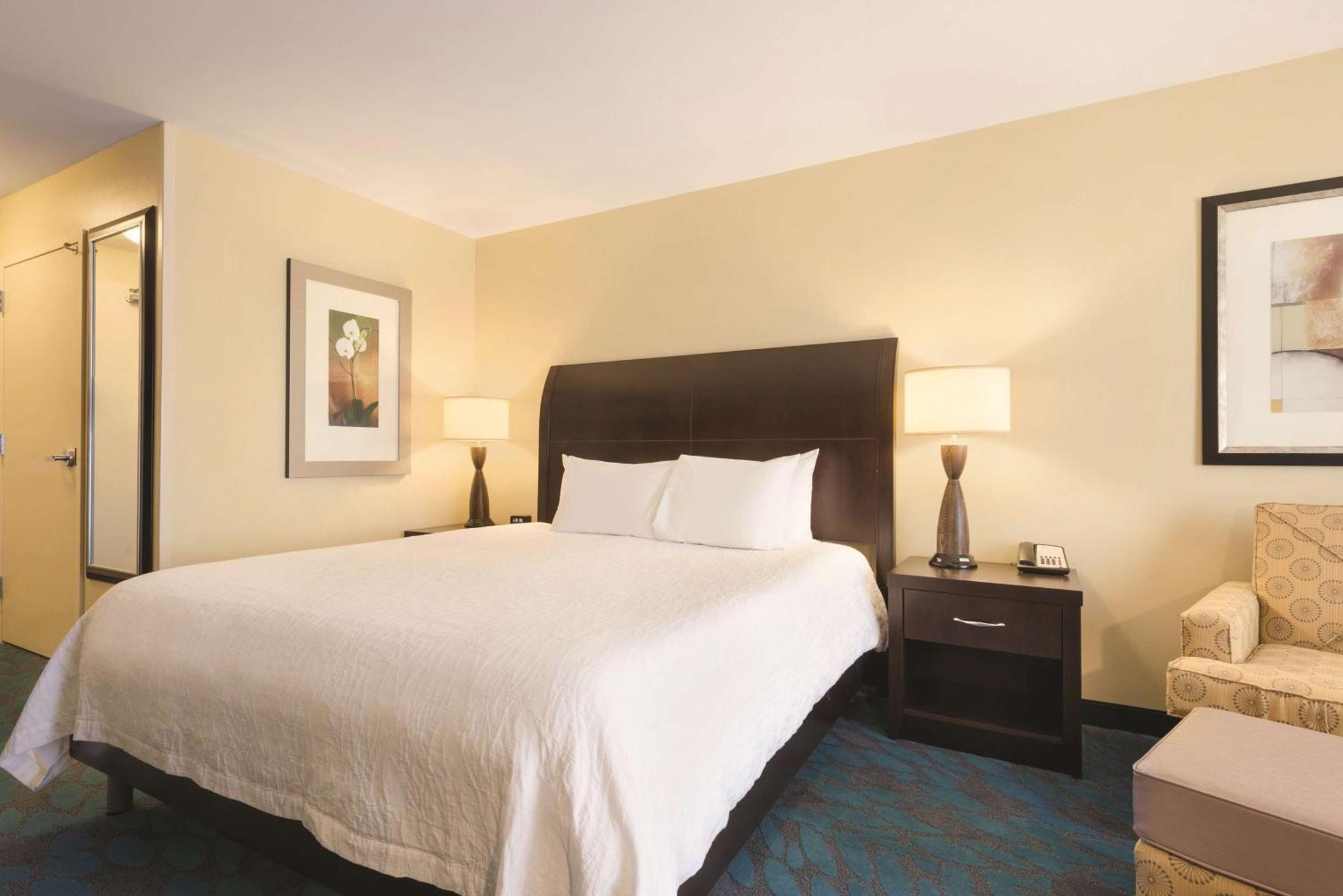 Hilton Garden Inn Fargo Bagian luar foto