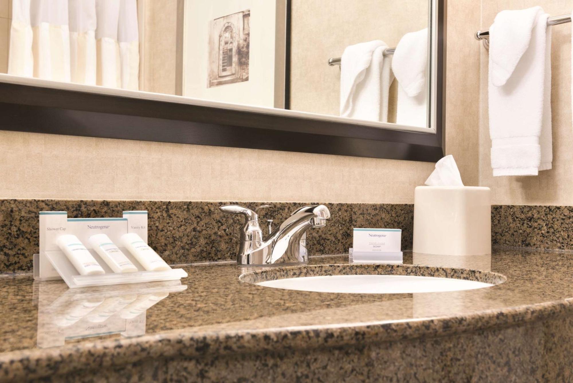 Hilton Garden Inn Fargo Bagian luar foto