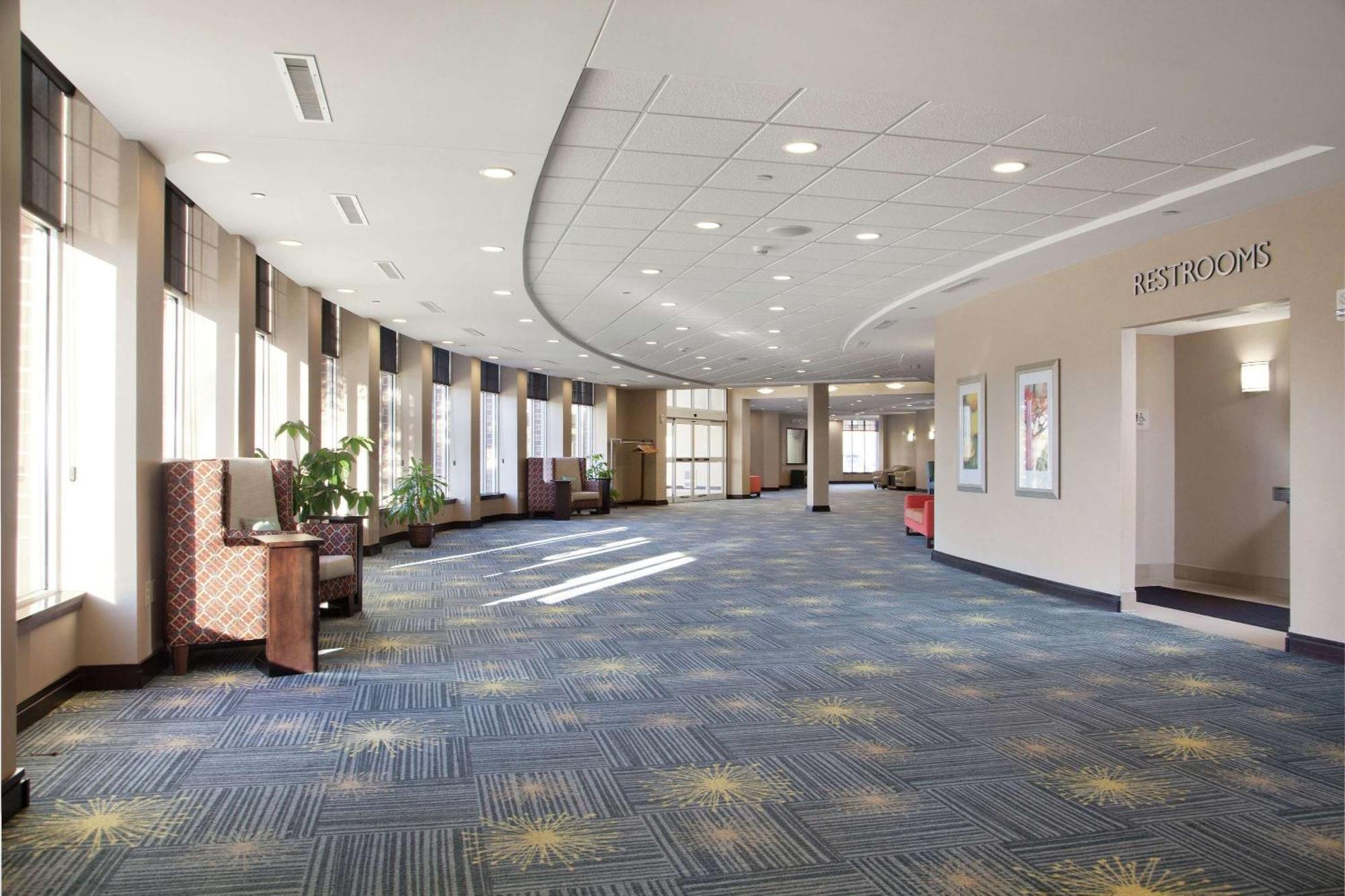 Hilton Garden Inn Fargo Bagian luar foto