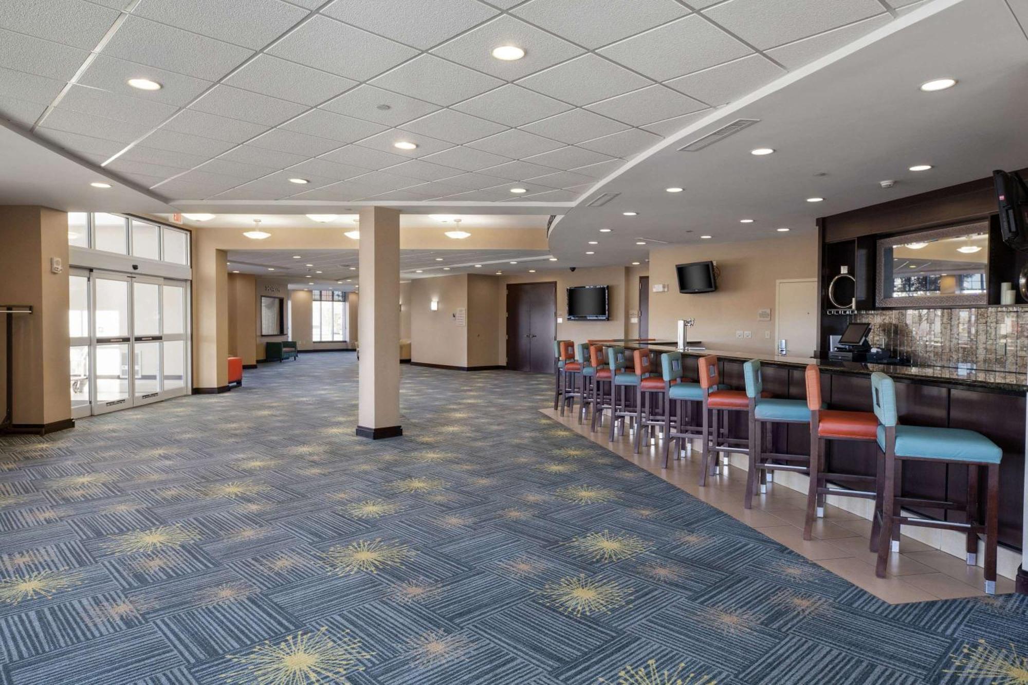 Hilton Garden Inn Fargo Bagian luar foto
