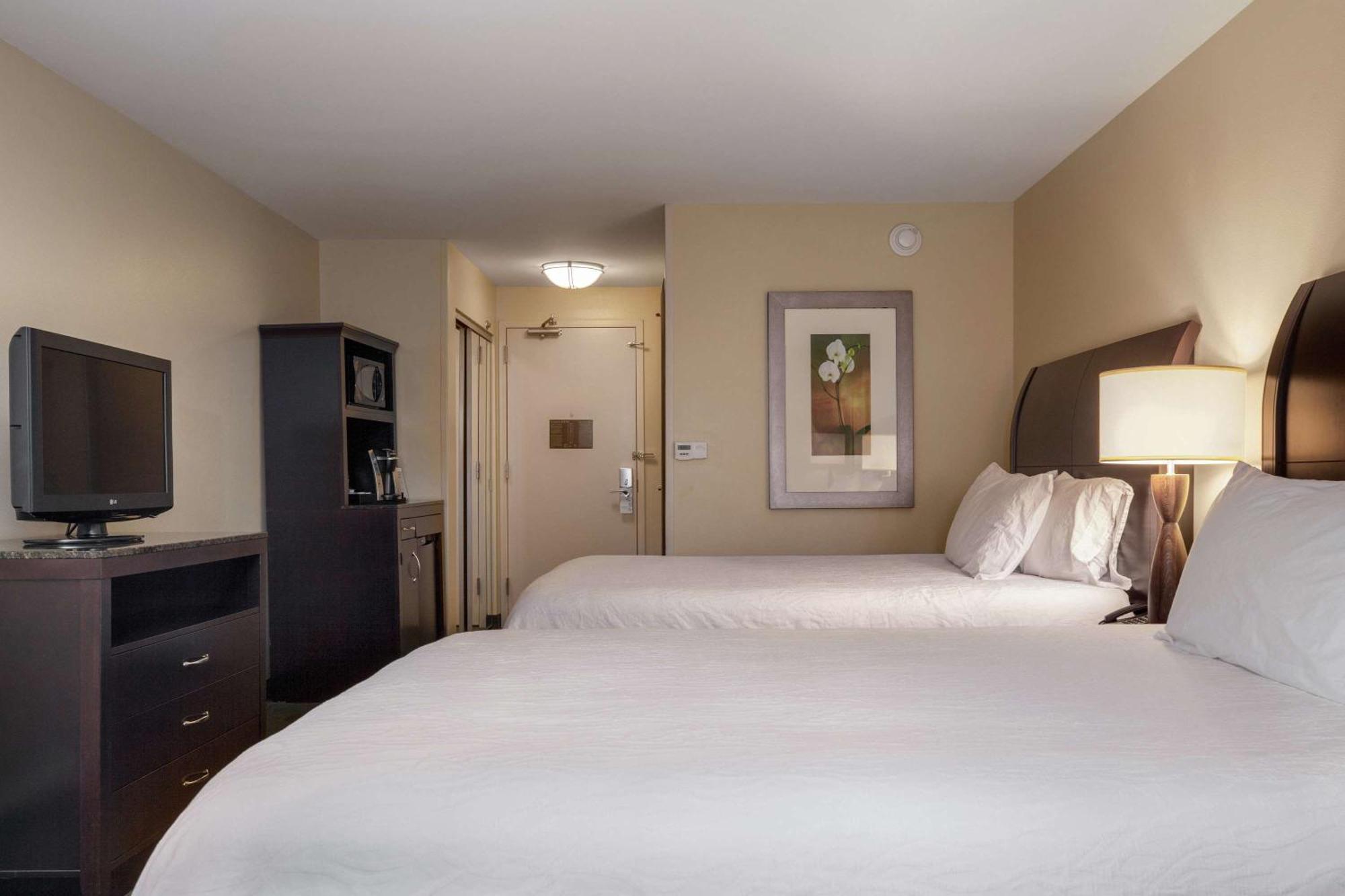Hilton Garden Inn Fargo Bagian luar foto