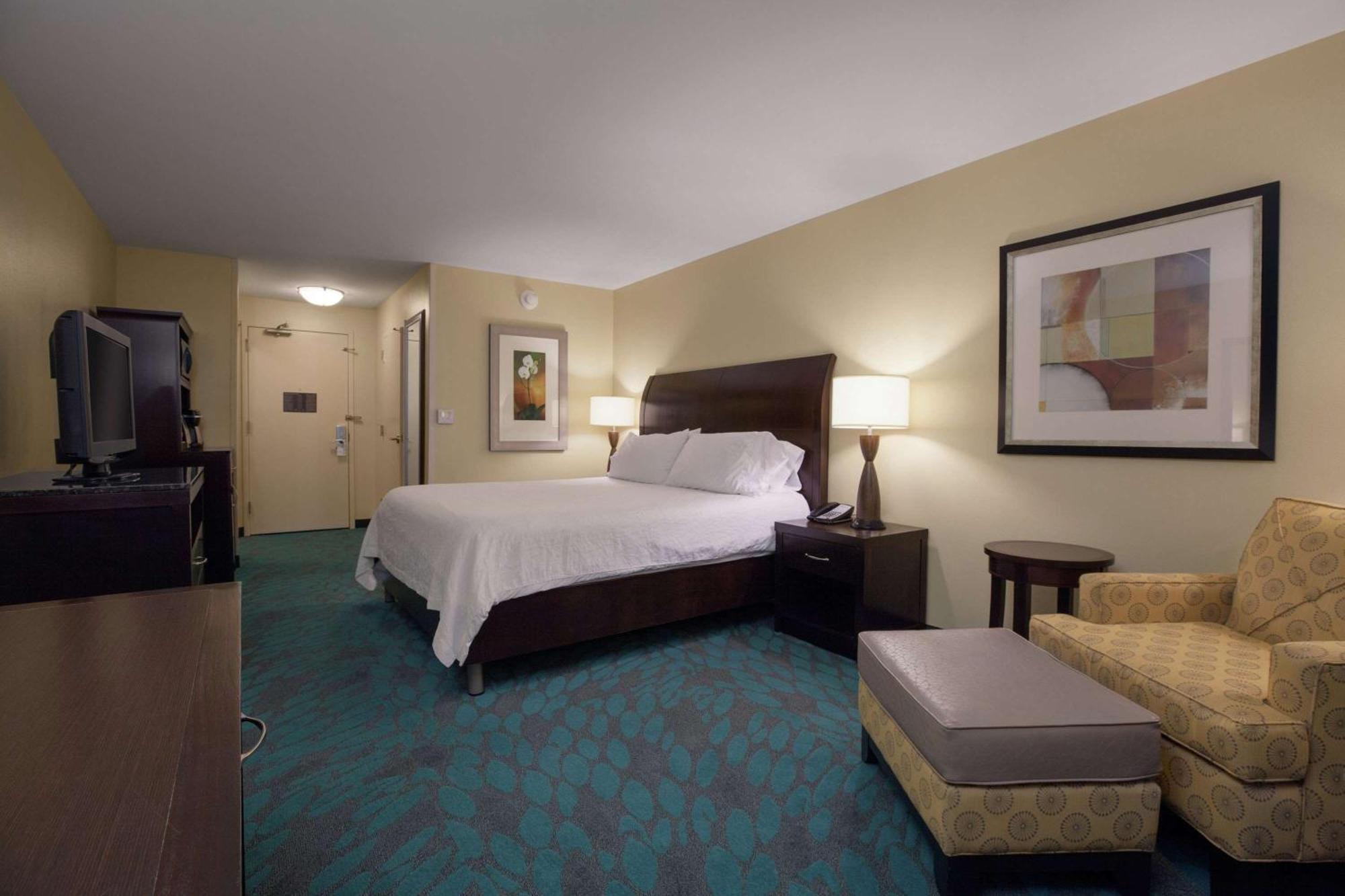 Hilton Garden Inn Fargo Bagian luar foto