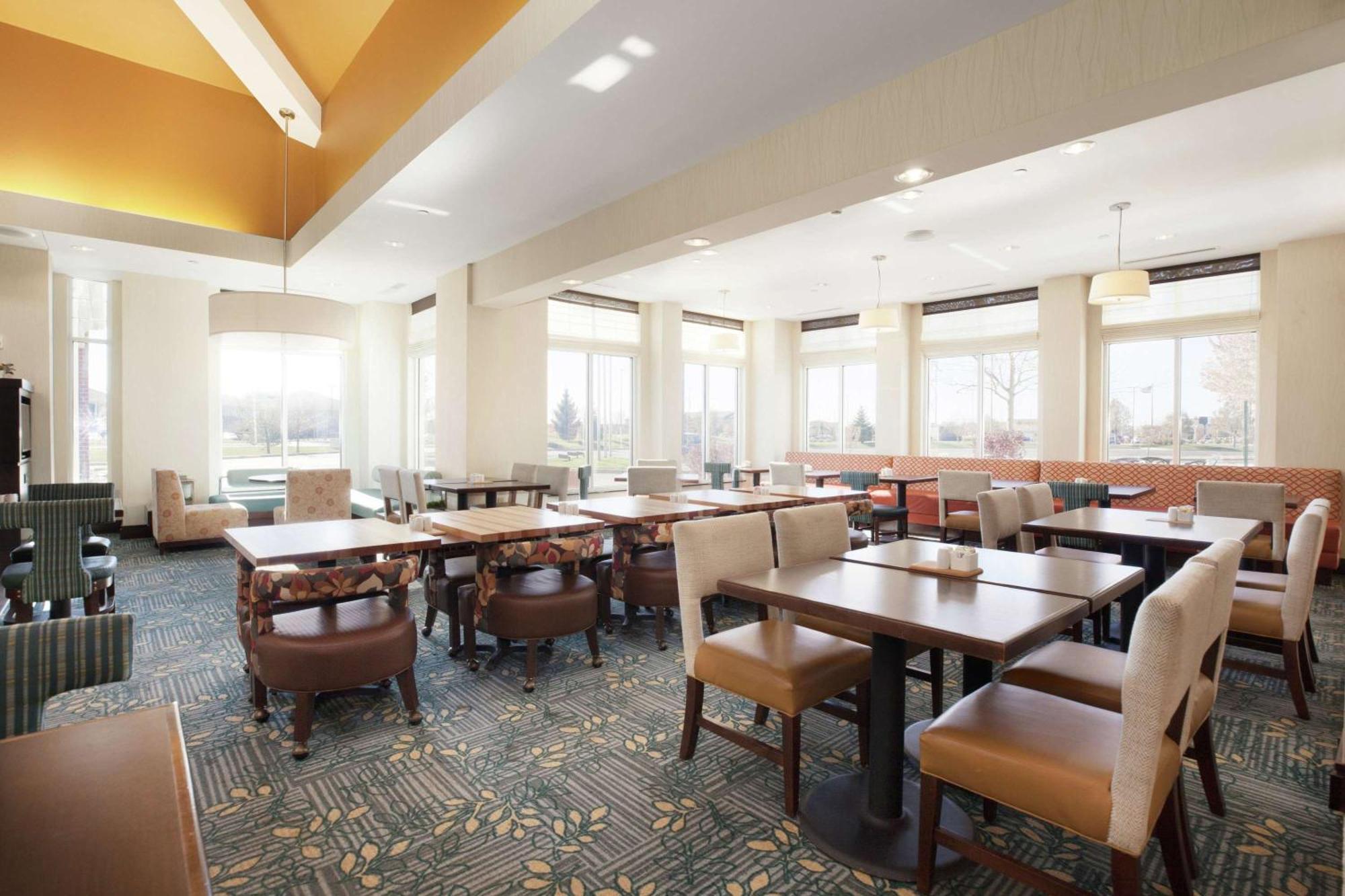 Hilton Garden Inn Fargo Bagian luar foto
