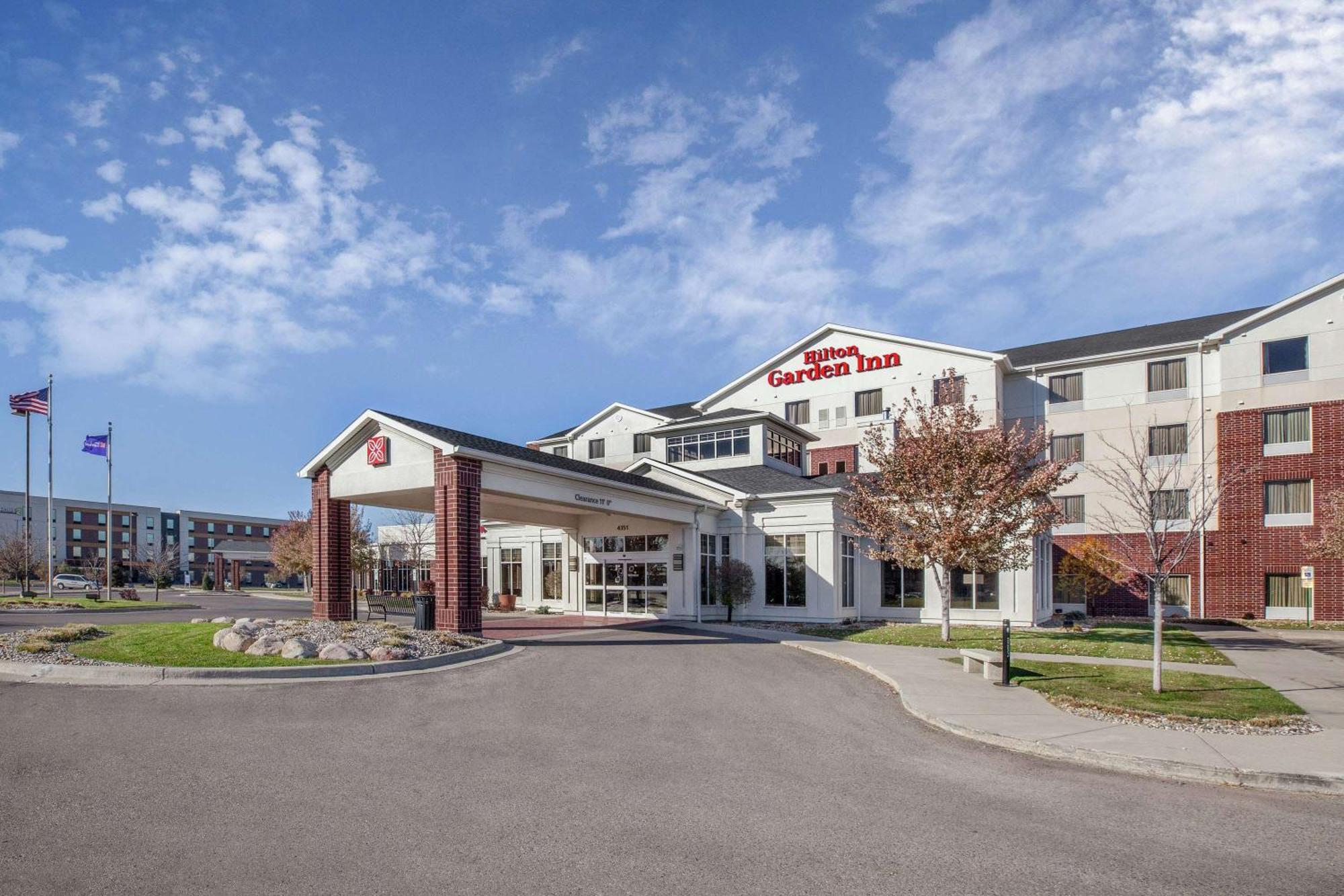 Hilton Garden Inn Fargo Bagian luar foto